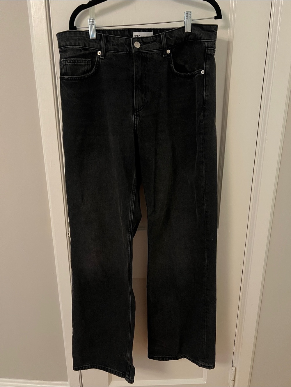 Zara Straight Leg Jeans - Mid Rise - Black